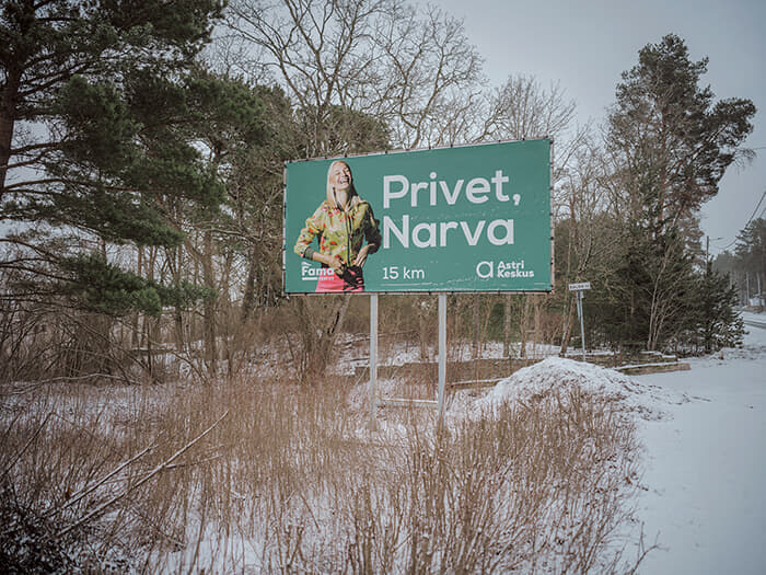 ナルバの道路脇に立つ看板には、くだけたロシア語で「やあ、ナルバ」の文字が。ナルバの住民約5万3000人のうちロシア語を母語とする人は98％に上る