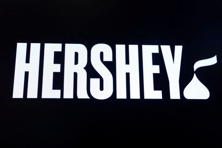 ７月１日、米大手チョコレートメーカーのハーシーは２０２７年末までにスナック菓子に合成着色料を使用するのをやめると発表した。写真は同社のロゴ。ニューヨーク証券取引所で２０１９年３月撮影（２０２５年　ロイター/Brendan McDermid）
