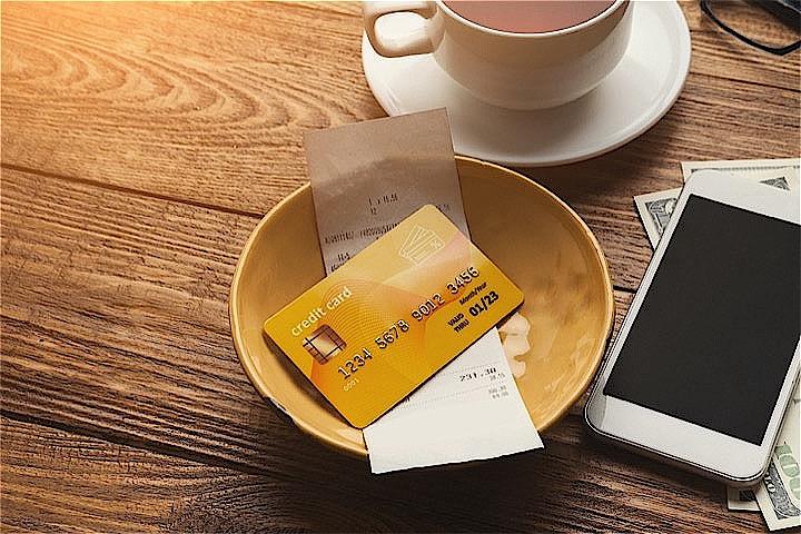 電子マネーやクレジットカードの管理、きちんとできていますか？（写真：Milkos／iStock）