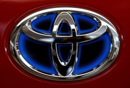７月１５日、トヨタ自動車は、子会社ウーブン・プラネット・ホールディングス（東京・中央）を通じ、自動運転車両のための道路情報解析を行う米カーメラを買収すると発表した。写真はトヨタのロゴ。都内で２０１７年２月撮影（２０２１年　ロイター／Kim Kyung-Hoon）