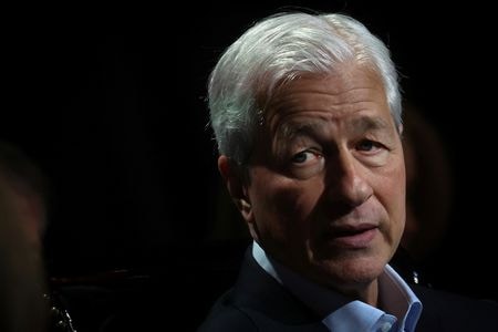 写真は米金融大手ＪＰモルガン・チェースのジェイミー・ダイモン最高経営責任者（ＣＥＯ）。2024年4月、ニューヨークで撮影。REUTERS/Mike Segar