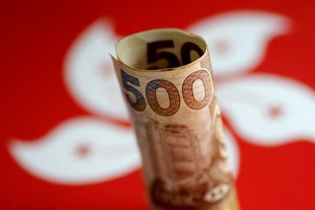 　９月１９日、香港金融管理局（ＨＫＭＡ、中央銀行に相当）は、政策金利の基準金利を０．５０％ポイント引き下げ５．２５％とした。写真は香港ドル紙幣。シンガポールで２０１７年５月撮影（２０２４　ロイター／Thomas White）