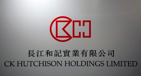 ３月１４日、香港企業ＣＫハチソン・ホールディングス（長江和記実業）がパナマ運河の重要港湾の運営権を米投資会社ブラックロックなどに売却したことについて、当局が中国への裏切りとして批判するコメントを国営メディアに掲載した。写真は同社のロゴ。香港で２０１６年３月撮影（２０２５年　ロイター/Bobby Yip）