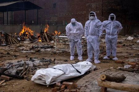 インドで過去２４時間の新型コロナウイルス感染による死者が３７８０人となり、１日当たりの死者数として過去最多を更新した。火葬を待つ遺体、ニューデリーで４日撮影。（２０２１年　ロイター/Danish Siddiqui）