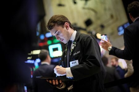 　５月１７日、バンク・オブ・アメリカ（ＢｏｆＡ）がＥＰＦＲデータを基に行った調査によると、１５日までの１週間で株式ファンドに１１９億ドル、債券ファンドに１１７億ドルの資金が流入した。写真は８日、ニューヨーク証券取引所で撮影（２０２４年　ロイター/Brendan McDermid）