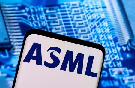 ４月２０日、 オランダの半導体製造装置メーカー、ＡＳＭＬホールディングが２０日発表した第１・四半期決算は、売上高が３５億ユーロ（３８億ドル）、純利益が６億９５００万ユーロと、いずれも予想をわずかに上回った。写真はＡＳＭＬのロゴ。２月撮影（２０２２年　ロイター/Dado Ruvic）
