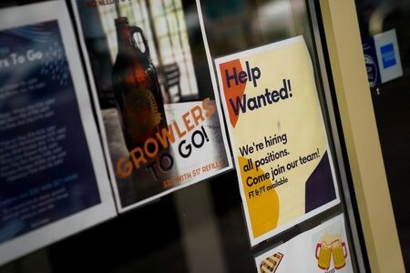 米労働省が１日発表した３月の雇用動態調査（ＪＯＬＴＳ）は、求人件数が３２万５０００件減の８４８万８０００件と、２０２１年２月以来約３年ぶりの低水準となった。２０２３年４月撮影（２０２４年　ロイター/Elizabeth Frantz）