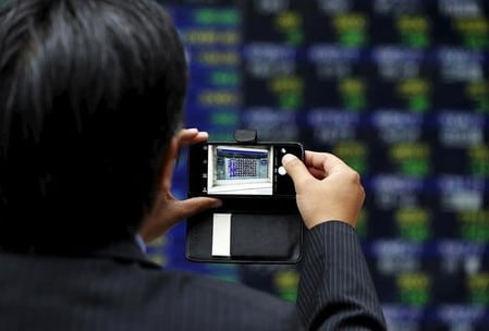 　８月２日、前場の東京株式市場で、日経平均株価は前日比８２円８７銭高の２万００６８円６６銭となり続伸した。写真は都内にある証券会社の株価ボード前で２０１５年６月撮影（２０１７年　ロイター／Issei Kato）