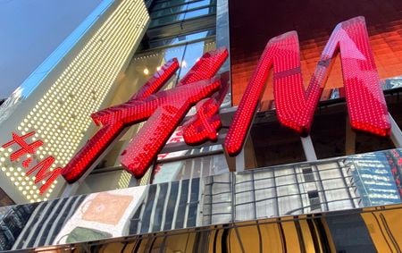 　１２月１５日、スウェーデンのファストファッション大手Ｈ＆Ｍが発表した９─１１月の純売上高は、前年比１０％増の６２５億スウェーデンクローナ（６１億３０００万ドル）と、予想をわずかに上回った。写真は米ニューヨークで２０１９年１１月撮影（２０２２年　ロイター/Mike Segar）
