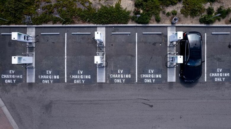 2023年10月、米カリフォルニア州オーシャンサイドのショッピングセンターの駐車場に設置された電気自動車充電器。 REUTERS/Mike Blake