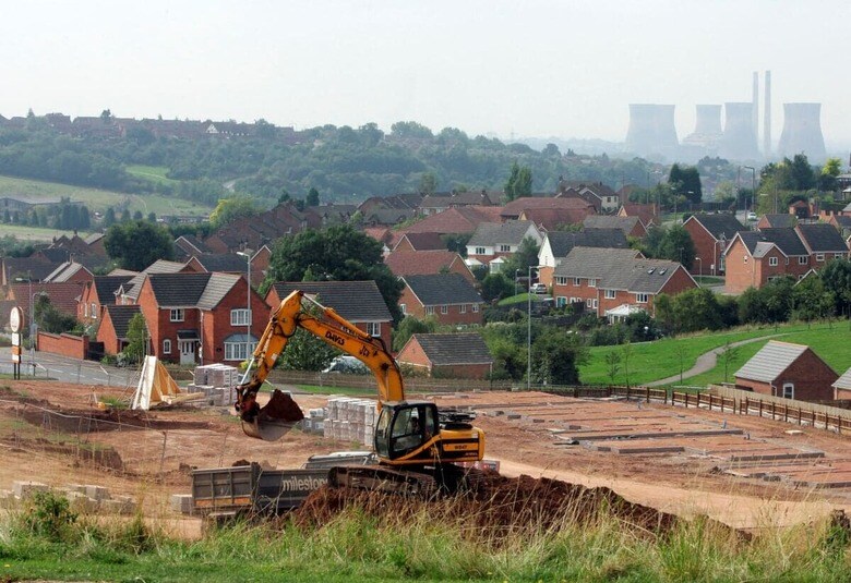 住宅地造成のために開発される田園地帯（イギリス中部スタッフォード州のバートン・オン・トレント）　DARREN STAPLES―REUTERS
