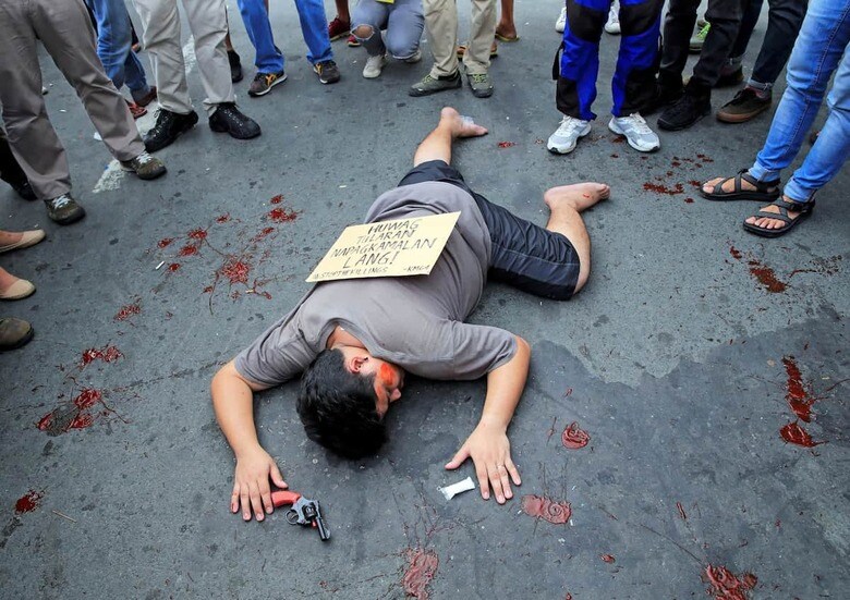 ドゥテルテ政権の麻薬犯罪対策で超法規的殺人が許されていたが……。写真は超法規的殺人への抗議のダイイン。Romeo Ranoco - REUTERS