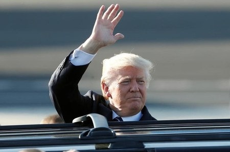 　５月２３日、米トランプ政権が議会に提出した予算教書では、運輸プロジェクトの許可を大幅に削減し、航空機の旅客にかかるセキュリティーフィーを引き上げる方針を示した。写真はイタリア・ローマのフィウミチーノ空港に到着したトランプ氏（２０１７年　ロイター／Remo Casilli）