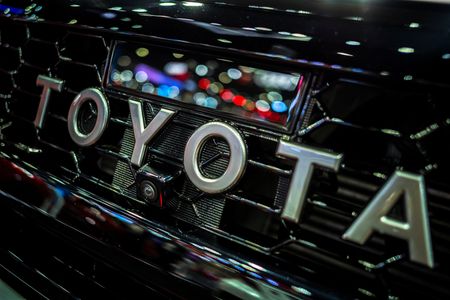 トヨタ自動車が、高級車「クラウン」にスポーツ多目的車（ＳＵＶ）タイプを追加することが分かった。写真はバンコク国際モーターショーで、３月（２０２２年　ロイター／Athit Perawongmetha）