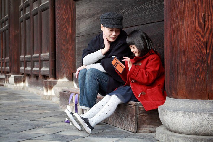 せっかく観光地に足を運んでも、知りたい情報はスマホで調べることになる場所も　hungryworks - iStockphoto