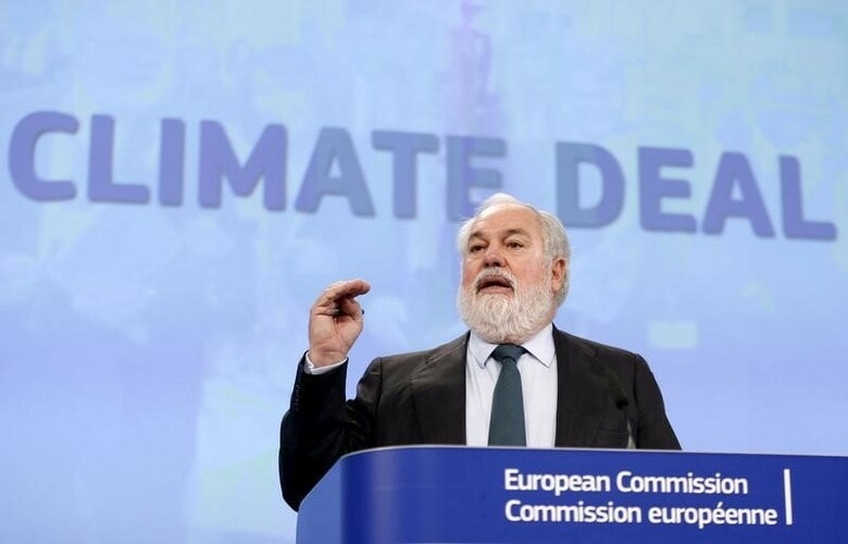 ９月３０日、ＥＵ環境相会合は、地球温暖化対策の新たな枠組み「パリ協定」を批准することで合意した。昨年１２月の協定採択後に会見するミゲル・アリアス・カニェテ欧州委員(気候行動・エネルギー担当)。（２０１６年　ロイター／Francois Lenoir）