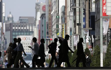国税庁が１日発表した２０２４年分の路線価（１月１日時点）は、全国平均で前年比２．３％上昇し、３年連続で前年を上回った。上昇率は前年の１．５％から拡大し、現行の調査方法で比較可能な２０１０年以降で最大となった。写真は２０１３年５月、東京・銀座で撮影（２０２４年　ロイター/Toru Hanai）