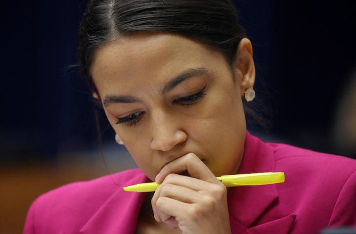 民主党左派で人気のアレクサンドリア・オカシオコルテス米下院議員　REUTERS/Leah Millis