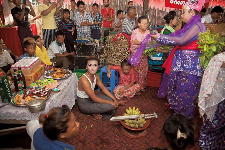 ミャンマー第2の都市マンダレーの儀式で、師（右端）に付くトランスジェンダーの新人霊媒師