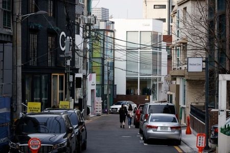 　１月６日、韓国保健省高官は、刑務所で新型コロナウイルスの集団感染が発生したのを受け、全国５２カ所の刑務所の受刑者と職員、計７万人に対し検査を開始したと明らかにした。写真はソウルで４日撮影（２０２１年　ロイター／Kim Hong-Ji）