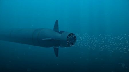 ロシアのプーチン大統領は２９日、核兵器搭載型の原子力魚雷「ポセイドン」の実験が２８日に行われ、成功したと述べた。写真は２０１８年７月公開の動画からの抜粋画像（２０２５年　ロイター/Russian Defence Ministry/Handout via REUTERS）