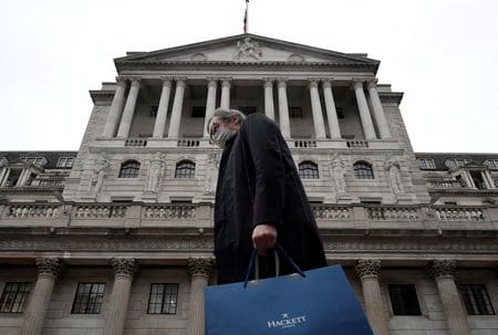 イングランド銀行（英中央銀行、ＢＯＥ）は５日、政策金利を０．２５％ポイント引き上げ１％とすると発表した。２０２１年１２月撮影（２０２２年　ロイター/Toby Melville）