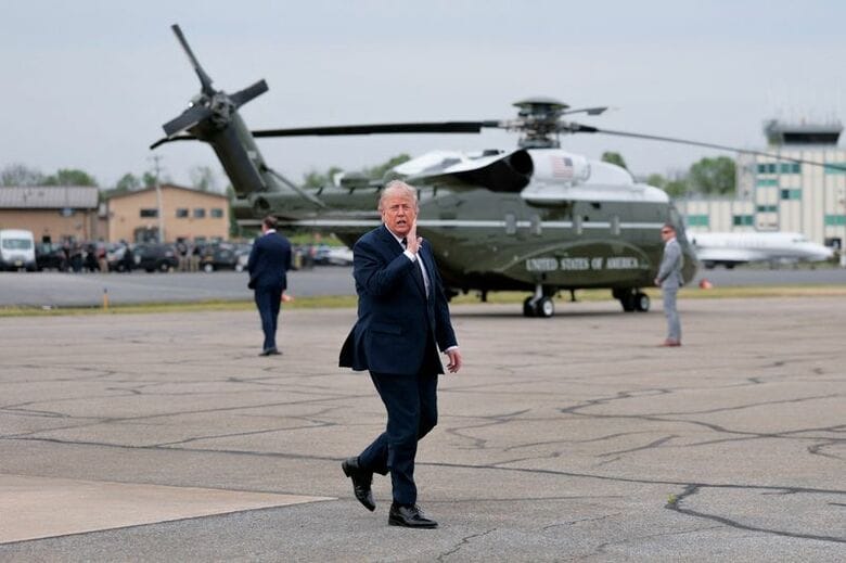 5月22日、米ニュージャージー州のモリスタウン空港でエアフォースワンに乗り換えるトランプ米大統領。 REUTERS/Kylie Cooper