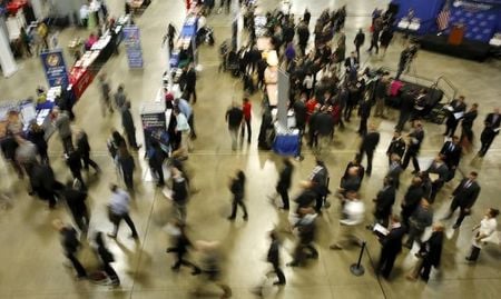 　１０日、米労働省が１０日発表した２０１９年１２月の雇用統計は、非農業部門の雇用者数が前月から１４万５０００人増と、１１月から鈍化し、市場予想の１６万４０００人増を下回った。写真はワシントンで開催された就職フェア。２０１６年１月撮影（２０２０年　ロイター/Gary Cameron）