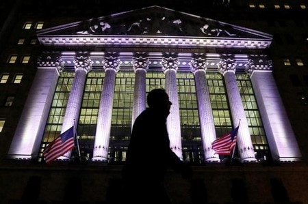 　５月１６日、米国株式市場は、この日発表の経済指標や企業決算の内容がまちまちだったことなどを背景に、Ｓ＆Ｐ総合５００種とダウ工業株３０種がいずれもおおむね横ばいで取引を終えた。２月撮影（２０１７年　ロイター/Brendan McDermid）