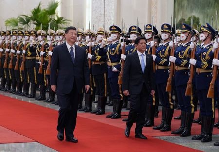 　フィリピンのマルコス大統領（写真右）は１１月１７日、中国の習近平国家主席（同左）と会談し、南シナ海の緊張緩和に向けた方法を模索した。写真は１月に北京で行われた両者の会談で撮影。cnsphoto（２０２３年　ロイター）