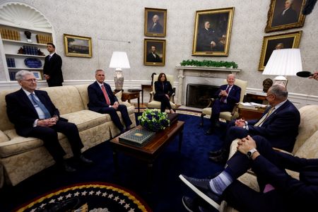 米ホワイトハウスは１７日、バイデン大統領は連邦債務上限問題を巡り共和党のマッカーシー下院議長を含む議会指導者と協議を続けると表明した。１６日撮影（２０２３年　ロイター/Evelyn Hockstein）