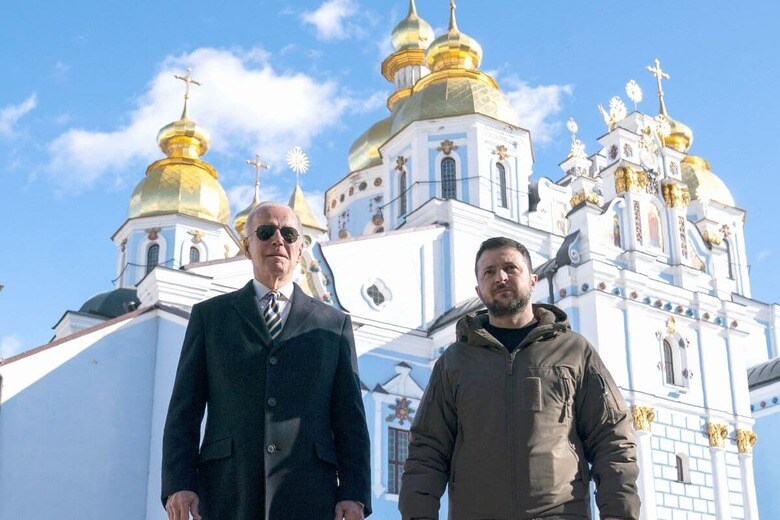 ウクライナを訪問して同国のゼレンスキー大統領と会談したバイデン米大統領（キーウ、2月20日）　Evan Vucci/Pool via REUTERS