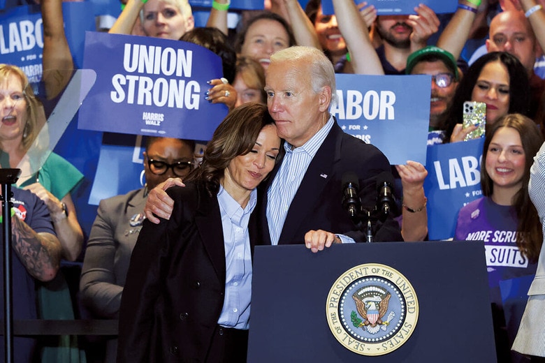 ハリスはバイデン（右）の政策の中核を継承した（昨年9月）　MICHAEL M. SANTIAGO/GETTY IMAGES