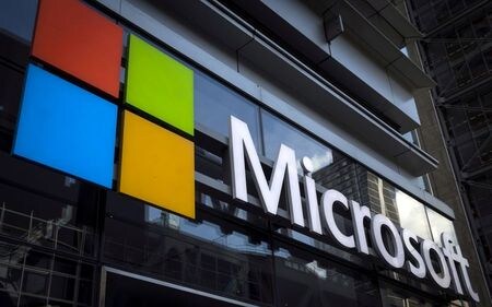米マイクロソフトが、クラウドサービス向けのサーバーとパソコンの「サーフェス」に、自社で設計・開発したＣＰＵ（中央演算処理装置）を搭載する計画を進めていることが分かった。写真はニューヨークで２０１５年に撮影（２０２０年　ロイター/Mike Segar）