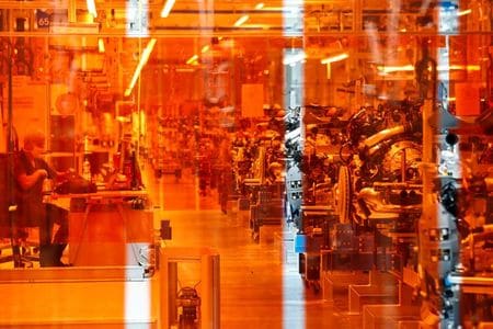 　１１月４日　ドイツ連邦統計庁が発表した１０月の鉱工業受注指数は、季節調整済みの前月比２．９％上昇と、ロイターがまとめた市場予想（１．５％上昇）を上回った。写真は９月２日、ドイツのシュツットガルト近郊のメルセデス工場で撮影（２０２０年　ロイター/Ralph Orlowski）