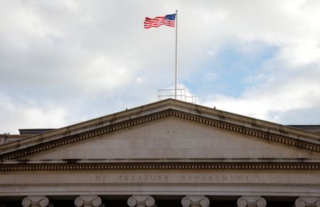 　米国の対米外国投資委員会（ＣＦＩＵＳ）が２０２２年に審査した対内投資案件は過去最多を更新した。米財務省が３１日、発表した。写真は１月、ワシントンの財務省で撮影（２０２３年　ロイター／Jim Bourg）