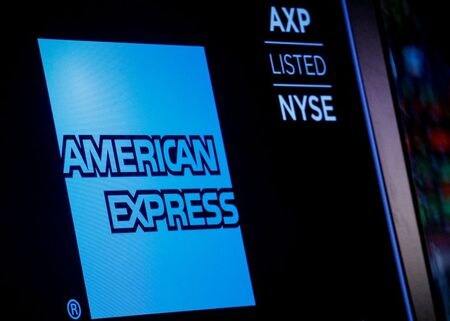 ４月２３日、米クレジットカード大手アメリカン・エキスプレス（アメックス） が発表した第１・四半期決算は、新型コロナウイルス感染拡大抑制策の影響でカード保有者の旅行と娯楽関連の消費が約半減したことから減収となった。写真は２０１７年１２月、ニューヨーク証券取引所で’撮影（２０２１年　ロイター／Brendan McDermid）