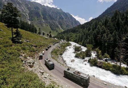 インド政府筋は、中国軍が６日にインドとの国境係争地から撤退し始めたと明かした。写真は国境地帯を行くインド軍車両。６月撮影（２０２０年　ロイター/Danish Ismail）