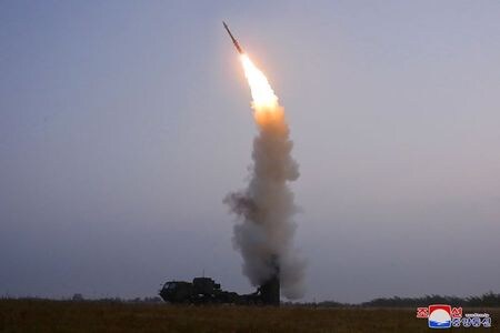 １０月３日、北朝鮮は国連安保理が加盟国の軍事活動について二重基準を適用しているとして非難した。写真はKCNAが１日に公開した新型対空ミサイルの発射実験（２０２１年　ロイター）