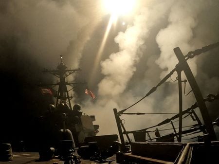 　トランプ米大統領は１５日、イエメンの親イラン武装組織フーシ派に対する大規模な軍事攻撃を指示した。紅海やアデン湾などでの商船攻撃への対抗措置で、イランにもフーシ派への支援を直ちに停止するよう警告した。米中央軍提供の動画より。（２０２５年　ロイター）