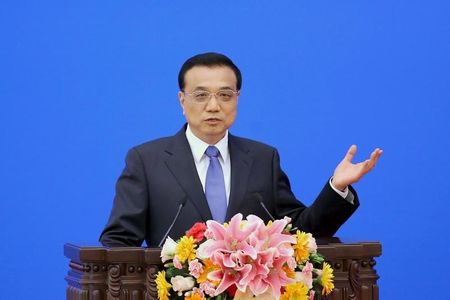 　１１月１０日、中国の李克強首相（写真）は、企業の資金調達コストを引き下げるため、新たな金融政策手段を導入する方針を示した。３月撮影（２０１５年　ロイター／Feng Li）