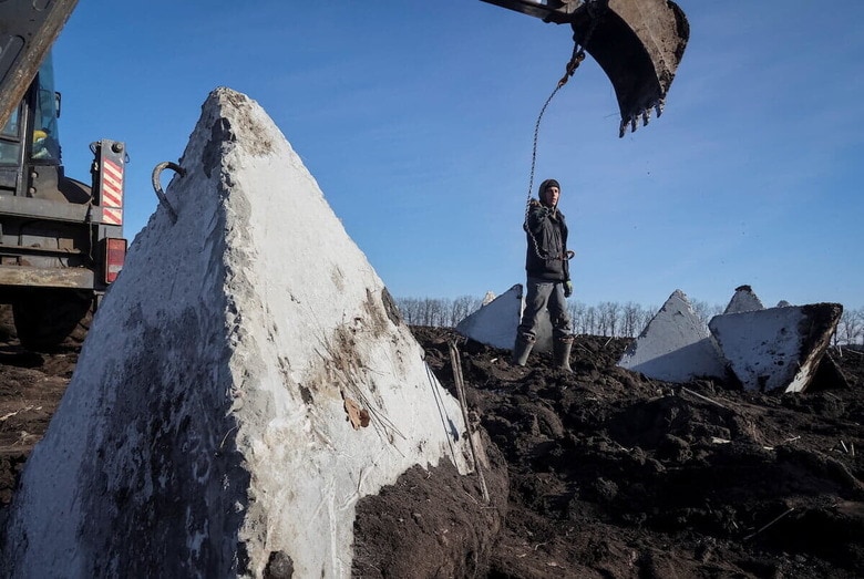 ウクライナ軍が設置している「竜の歯」。ロシアは対戦車用の障害物をも突破するUGVを作ったというが（2024年3月12日、ハルキウ）　REUTERS/Vyacheslav Madiyevskyy