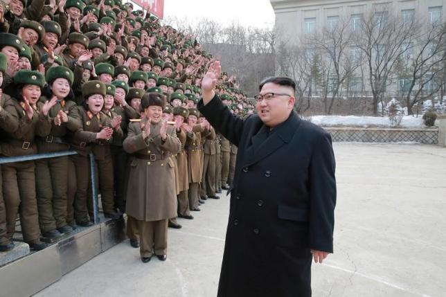 ３月７日、北朝鮮の朝鮮中央通信（ＫＣＮＡ）は最高指導者の金正恩・朝鮮労働党委員長が、在日米軍基地を攻撃する任務を負った軍部隊による４発のミサイル発射実験を指揮したと伝えた。写真は１日、朝鮮中央通信が配信（２０１７年　ロイター）