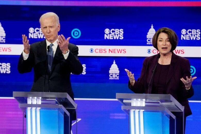 11月の米大統領選に向けた野党民主党の候補指名争いで、エイミー・クロブシャー上院議員（右）が撤退すると、同氏の陣営が2日明らかにした。同じ中道派のバイデン前副大統領（左）に支持を表明する計画という。サウスカロライナ州チャールストンで2月撮影（2020年　ロイター/Jonathan Ernst）