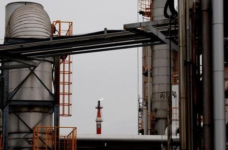 　経済産業省が１月３１日に公表した２０２２年１２月の鉱工業生産指数（速報）は前月比０．１％低下し、２カ月ぶりのマイナスとなった。川崎市の京浜工業地帯で２０１８年９月撮影（２０２３年　ロイター／Kim Kyung-Hoon）