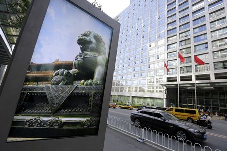 中国証券監督管理委員会（ＣＳＲＣ、証監会）が、法執行部門のトップを副主席に昇格させる可能性が高いと、事情に詳しい４人の関係者がロイターに対し明らかにした。ＣＳＲＣの入るビル前で２０１５年撮影。（2024年　ロイター/Jason Lee/File Photo）