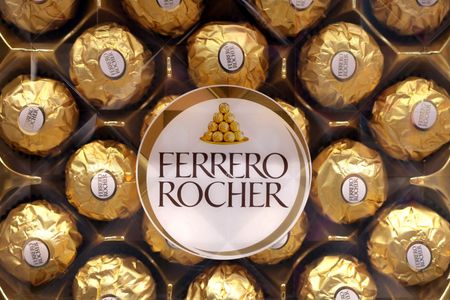 米シリアルメーカー、ＷＫケロッグは１０日、チョコレート菓子「フェレロロシェ」を製造するイタリアのフェレロによる約３１億ドルの買収案受け入れで合意した。２０２４年１０月撮影（２０２５年　ロイター/Dado Ruvic）