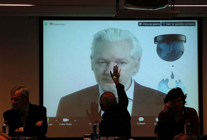 昨年7月、チリで開かれた国際セミナーにビデオ出演したアサンジ　Rodrigo Garrido-REUTERS