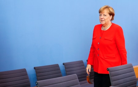 　８月２９日、ドイツのメルケル首相（写真）は、欧州安定メカニズム（ＥＳＭ）を欧州版国際通貨基金（ＥＭＦ）に改編する案を支持し、ユーロ圏の統合を深化させる意向を示した。ベルリンで撮影（２０１７年　ロイター/Fabrizio Bensch）