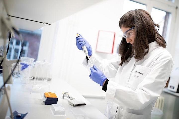 感染症流行対策イノベーション連合（CEPI）は23日、3つの異なる研究チームが新型コロナウイルスのワクチン開発に向けた作業を開始したと発表した。写真は新型コロナウイルスの検査をする病院職員。ベルリンで21日撮影（2020年　ロイター/AXEL SCHMIDT）